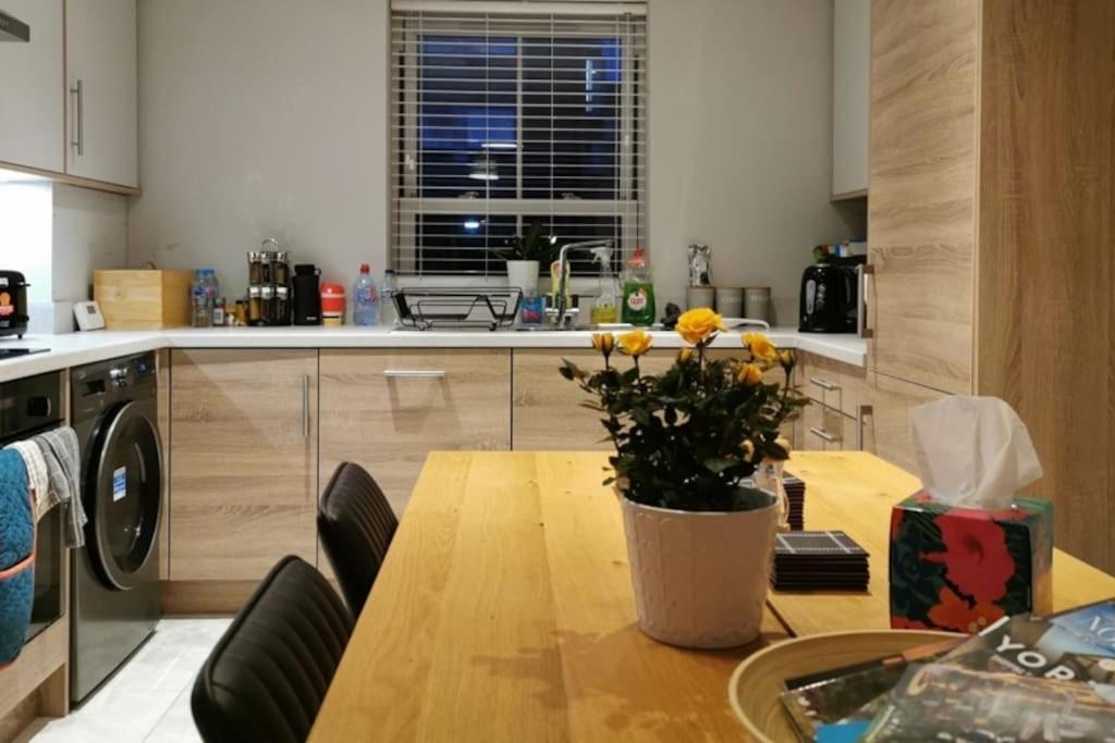 3 Bedroom Townhouse, Free Parking York Exterior foto